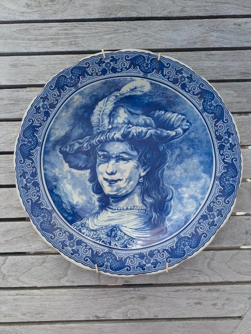 Groot en decoratief bord van Boch Belgium – Faïence met afbe, Antiek en Kunst, Antiek | Wandborden en Tegels, Ophalen of Verzenden
