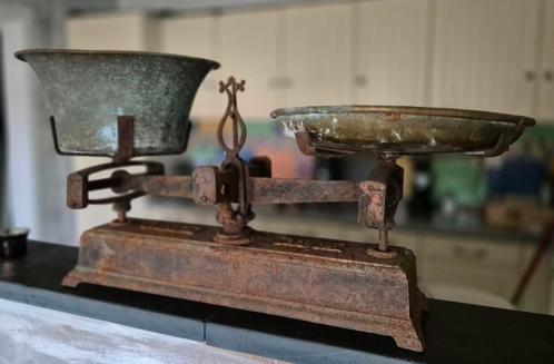 Oude roestige gietijzeren weegschaal, Antiek en Kunst, Antiek | Gereedschap en Instrumenten, Ophalen of Verzenden
