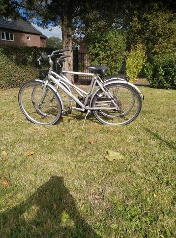 Dames en heren fiets in redelijke staat, samen te koop. beschikbaar voor biedingen