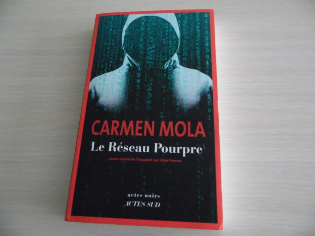 LE RÉSEAU POURPRE         CARMEN MOLA, Ophalen of Verzenden, Zo goed als nieuw, Carmen Mola