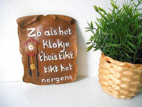 Oud spreukenbord -  Zoals het klokje thuis tikt..., Antiek en Kunst, Antiek | Wandborden en Tegels, Verzenden