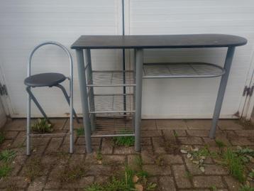 Bartafeltje en barkruk beschikbaar voor biedingen