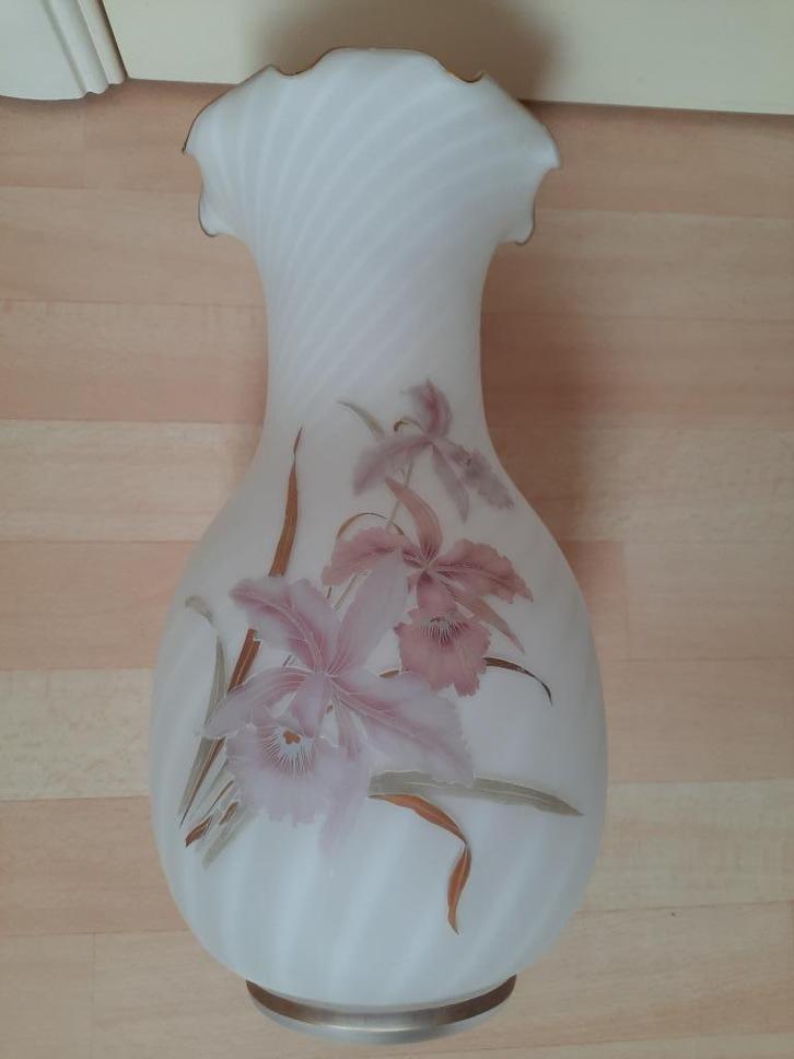 Vintage opaline vaas met roze bloemen, Antiek en Kunst, Antiek | Vazen, Ophalen