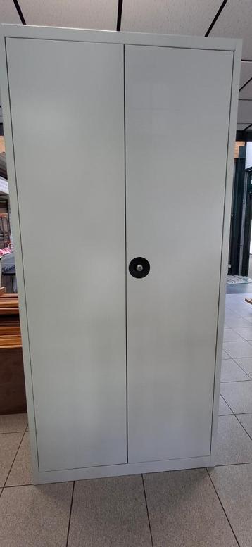 Bureaukast beschikbaar voor biedingen