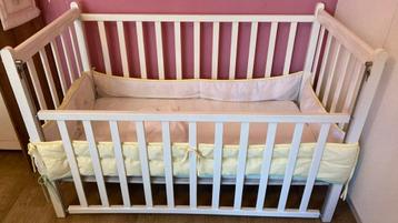 Babybed, matras, bedomrander en hoeslaken  beschikbaar voor biedingen