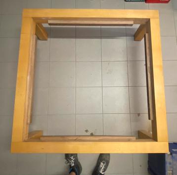 Mooie houten tafel met steenen blad beschikbaar voor biedingen