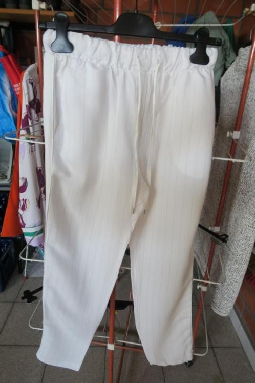 Losse broek wit hoge taille knooplint wit streepje Amélie 38, Kleding | Dames, Broeken en Pantalons, Zo goed als nieuw, Maat 38/40 (M)