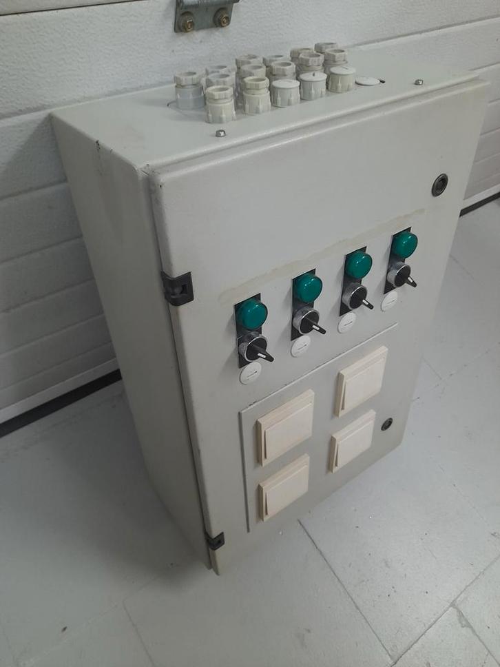 Grote metalen zekeringkast te Ekeren, Doe-het-zelf en Bouw, Elektriciteit en Kabels, Zo goed als nieuw, Ophalen