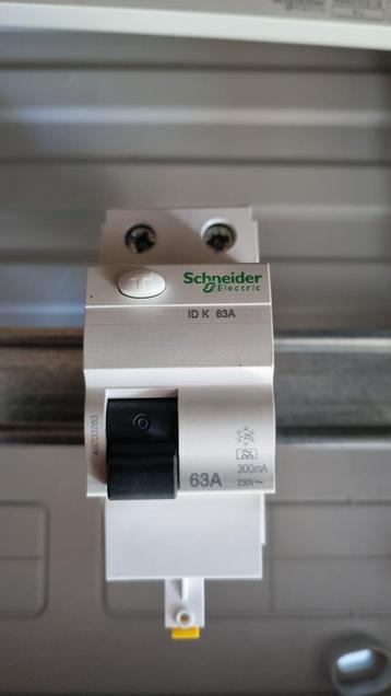 Differentieel 63A 300mA schneider, Doe-het-zelf en Bouw, Ophalen, Zo goed als nieuw