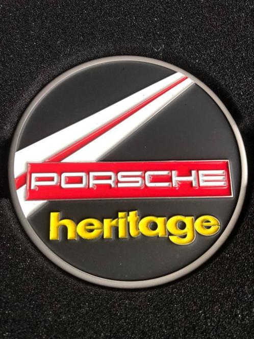 Porsche 911, zeldzame nieuwe metalen logo's op de voorgrill,, Auto diversen, Tuning en Styling, Ophalen of Verzenden