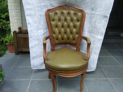 Fauteuil en cuir capitonné - style anglais, Antiquités & Art, Antiquités | Meubles | Chaises & Canapés, Enlèvement