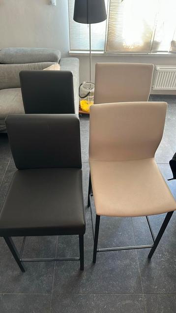 Setje stoelen beschikbaar voor biedingen