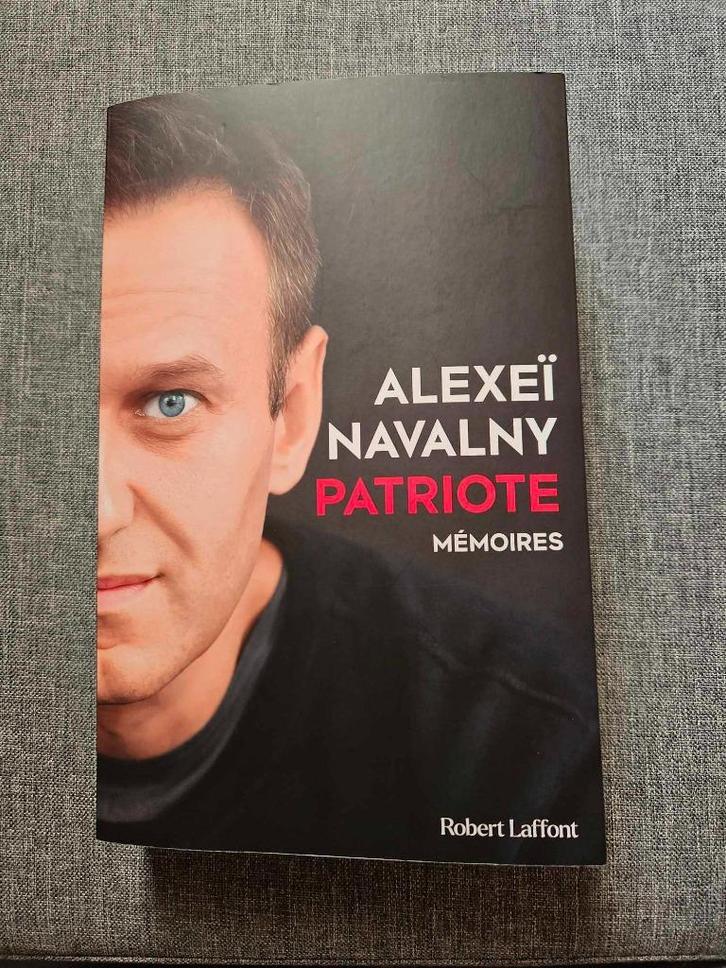 Livre PATRIOTE d' Alexeï Navalny Mémoires grand format, Boeken, Biografieën, Zo goed als nieuw, Ophalen of Verzenden