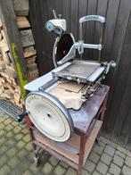 Vleessnijmachine met handdraaiwiel., Antiek en Kunst, Ophalen of Verzenden