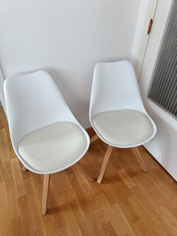 Deux chaises blanches style scandinave