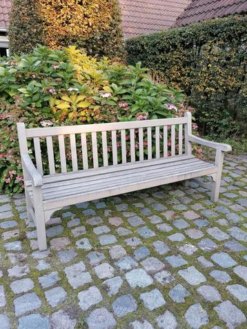 Tuinbank beschikbaar voor biedingen