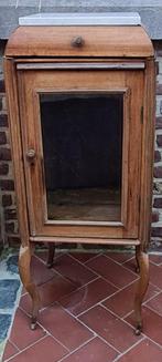 Hoog notenhouten bijzet kastje met oud glas, Ophalen