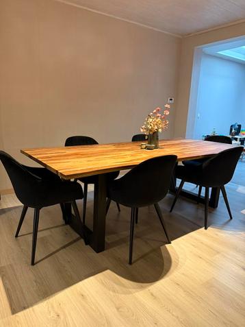 Eettafel + 6 stoelen beschikbaar voor biedingen