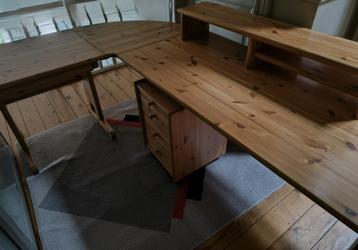 Houten hoekbureau met ladeblok beschikbaar voor biedingen