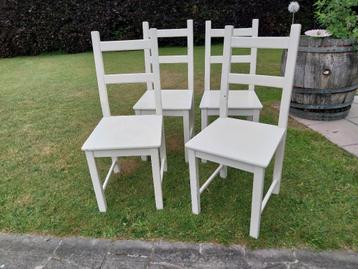 4 stevige houten stoelen beschikbaar voor biedingen