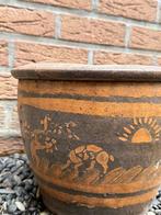 Vintage aardewerken bloempot met handgemaakt decor, Tuin en Terras, Ophalen, Gebruikt, Aardewerk, Binnen