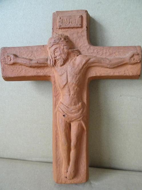 Kruisbeeld terracotta kruis kruisbeeld 17x21cm vintage 1950, Antiek en Kunst, Antiek | Religieuze voorwerpen, Ophalen of Verzenden