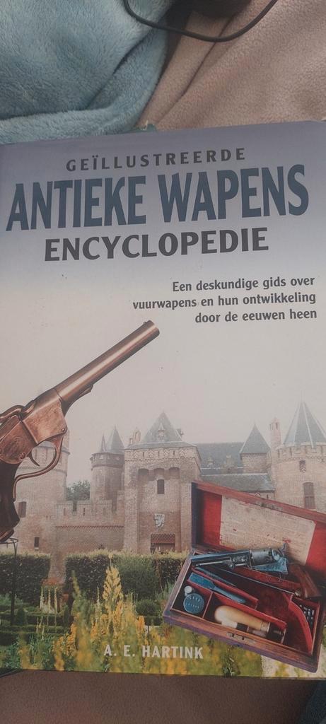 A.E. Hartink - Geillustreerde antieke wapens encyclopedie, Boeken, Oorlog en Militair, Zo goed als nieuw, Ophalen of Verzenden