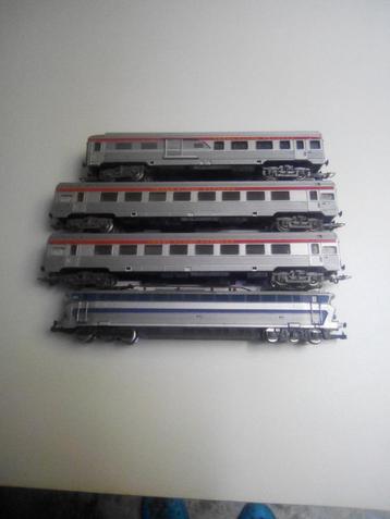 Vend locomotive type 18 SNCB avec 3 voitures voyageurs PBA i beschikbaar voor biedingen