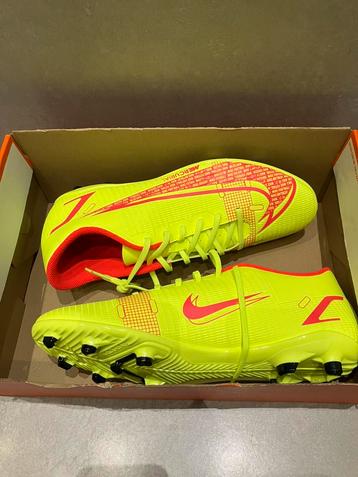 Chaussures de foot Nike neuves disponible aux enchères