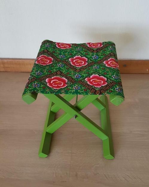 Mooi klapstoeltje / voetenbankje / bijzettafel / vouwkrukje, Huis en Inrichting, Krukjes, Zo goed als nieuw, Hout, Ophalen of Verzenden