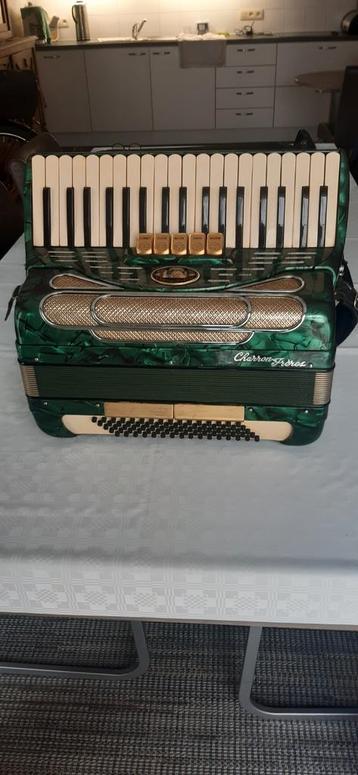 Mooie italiaanse accordeon in prima staat, 3korig disponible aux enchères