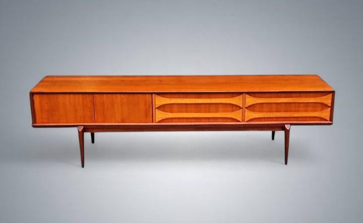 Dressoir Vintage lowboard Oswald Vermaercke V-form jaren 60, Antiek en Kunst, Antiek | Meubels | Tafels, Ophalen
