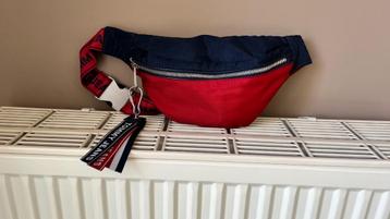 Nieuwe heuptas Tommy Hilfiger beschikbaar voor biedingen