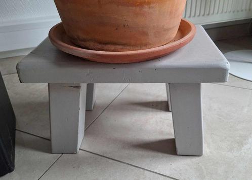 Te koop robuust bijzettafeltje van hout (42 x 29 x 26 cm)., Huis en Inrichting, Tafels | Bijzettafels, Gebruikt, Rechthoekig, Minder dan 45 cm