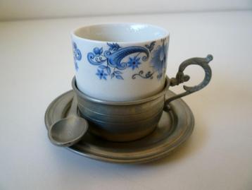 Kleine beker van porselein en tin beschikbaar voor biedingen