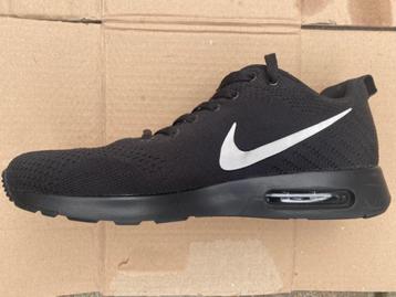 Sneakers beschikbaar voor biedingen