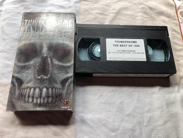 VHS Thunderdome - The best of 98, Cd's en Dvd's, VHS | Documentaire, Tv en Muziek, Zo goed als nieuw, Muziek en Concerten, Ophalen of Verzenden