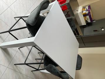 Witte hoge tafel met stoelen