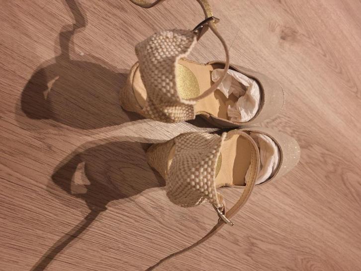 NIEUWE heel mooie elegante damesschoen, met riempje, Exit., Kleding | Dames, Schoenen, Nieuw, Sandalen of Muiltjes, Beige, Ophalen of Verzenden
