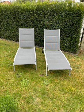 Duo van witte moderne ligbedden ligzetel 