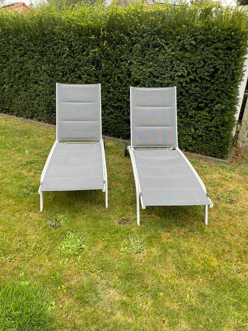 Duo van witte moderne ligbedden ligzetel, Jardin & Terrasse, Chaises longues, Comme neuf, Aluminium, Pliant, Réglable, Mobile