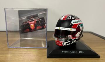 Miniatuurhelm Charles Leclerc beschikbaar voor biedingen