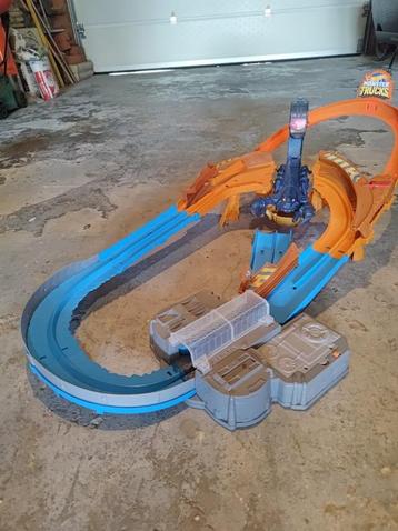 Hot Wheels Monster Trucks Scorpion Sting Raceway, Enfants & Bébés, Jouets | Circuits, Enlèvement, Hot Wheels