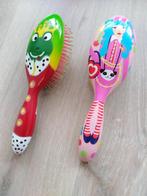 2 vrolijke haarborstels, Kinderen en Baby's, Kindermode-accessoires, Ophalen, Zo goed als nieuw
