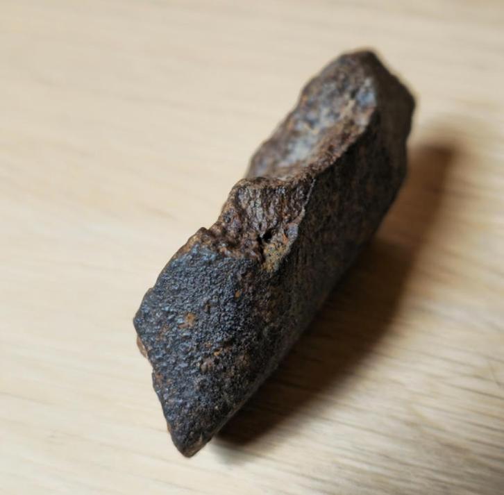 Chondriet Meteoriet met Fusion Crust 102 gram, Verzamelen, Mineralen en Fossielen, Ophalen of Verzenden