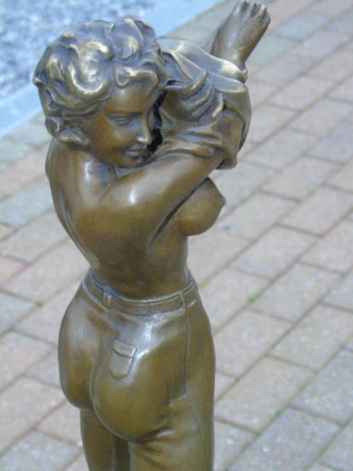 Vrouw in broek met een naakte bronzen borst gesigneerd..., Antiek en Kunst, Antiek | Brons en Koper, Brons, Ophalen