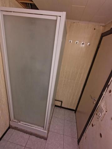 Douchecabine 800x800x2050

 beschikbaar voor biedingen