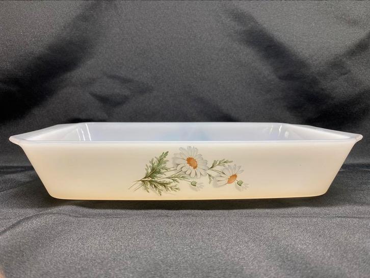Arcopal “Daisy Flower” grote ovenschaal uit de jaren ‘60, Antiek en Kunst, Antiek | Schalen, Ophalen of Verzenden
