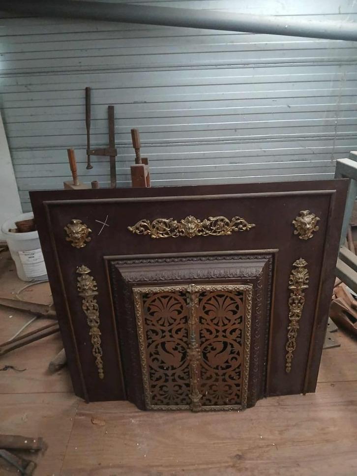 Antieke gietijzeren sierhaard met bronzen leeuwenkoppen, Huis en Inrichting, Haarden, Gebruikt, Houthaard, Ophalen