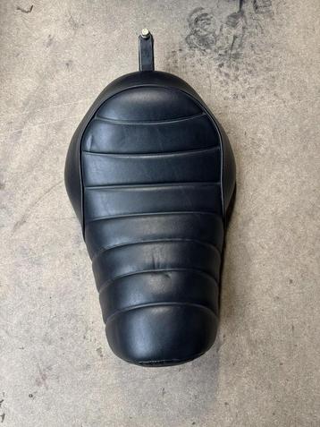 Harley-Davidson Sportster Iron Solo Zadel – 2004-heden (Midd beschikbaar voor biedingen